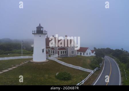 Phare de Nobska et route vide dans le brouillard près de Woods Hole, Cape Cod, Massachusetts Banque D'Images