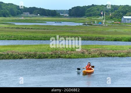 Les gens qui font du kayak dans la rivière Swan Pond, dans le port de Dennis, à Cape Cod Banque D'Images