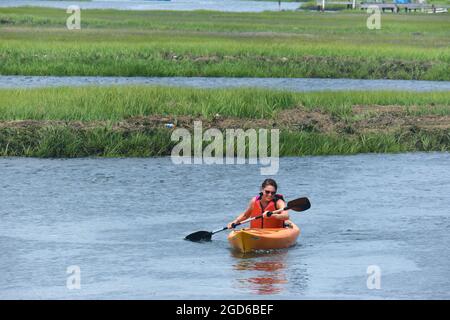 Femme en kayak dans la rivière Swan Pond, dans le port de Dennis, à Cape Cod Banque D'Images