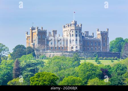 Vue sur le château de Belvoir de l'autre côté des champs de la vallée de Belvoir Grantham Leicestershire Angleterre GB Europe Banque D'Images