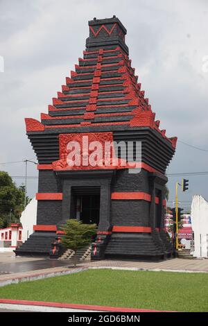 La belle porte de Taman Makam Pahlawan Raden Wijaya sur Blaitar, Java oriental Banque D'Images