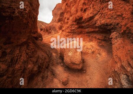 Relief érodé coloré des montagnes de l'Altaï dans un lieu touristique populaire appelé Mars, Chagan-Uzun, République de l'Altaï, Russie Banque D'Images