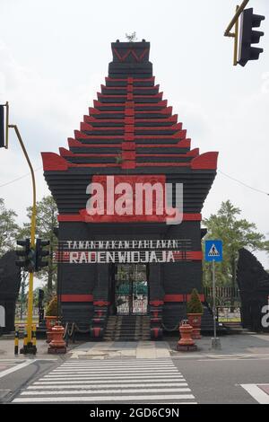 La belle porte de Taman Makam Pahlawan Raden Wijaya sur Blaitar, Java oriental Banque D'Images