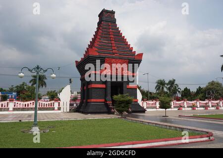 La belle porte de Taman Makam Pahlawan Raden Wijaya sur Blaitar, Java oriental Banque D'Images