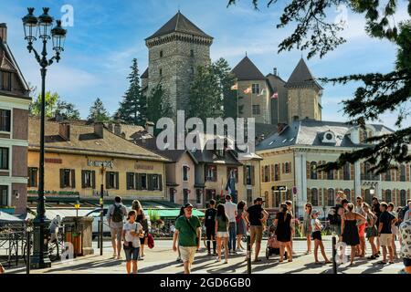 Le château d'Annecy domine la ville. Les touristes en visite admirent sa grandeur en attendant de traverser la rue. Annecy, département Savoie, France Banque D'Images