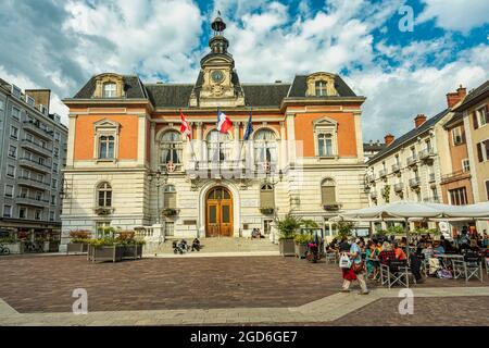 Le bâtiment qui abrite l'Hôtel de ville de Chambéry, conçu par l'architecte Charles-Bernard Pellegrini en 1863. Chambéry, France Banque D'Images