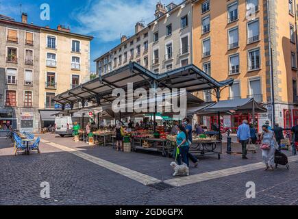 Stands de fruits et légumes locaux à vendre sur place aux herbes, marché au coeur de la ville de Grenoble. Grenoble, France Banque D'Images