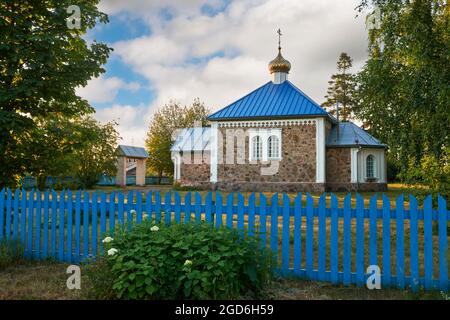 Ancienne église orthodoxe en pierre de l'Assomption de la Sainte Vierge Marie, Rabun, région de Minsk, Biélorussie. Banque D'Images