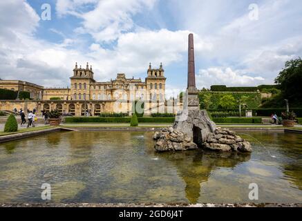 Vue attrayante sur les jardins aquatiques du Blenheim Palace, Woodstock, Oxfordshire, Angleterre, Royaume-Uni Banque D'Images