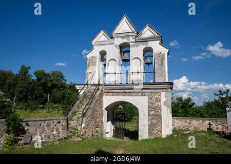 Ancien clocher de l'ancienne église catholique de l'Annonciation de la Sainte Vierge Marie, Vishnevo, région de Minsk, Bélarus. Banque D'Images