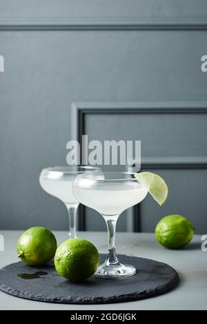 Cocktail Daiquiri. Boisson alcoolisée au citron vert dans un verre. Banque D'Images
