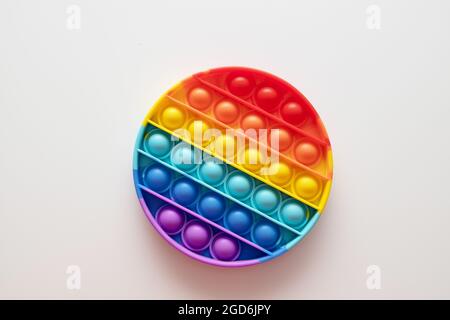 Jouets de violon Rainbow POP IT sur fond blanc, pose plate. Espace pour le texte Banque D'Images