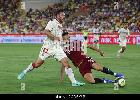 Monaco, Monaco, le 10 août 2021. David Hancko, de Sparta Prague, se présente pour défier Kevin Voland d'AS Monaco dans la zone de pénalité lors du match de la Ligue des champions de l'UEFA au Stade Louis II, Monaco. Le crédit photo devrait se lire: Jonathan Moscrop / Sportimage Banque D'Images