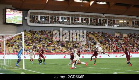 Monaco, Monaco, le 10 août 2021. Benoit Badiashile d'AS Monaco monte au-dessus de David Pavelka de Sparta Prague pour prendre la tête de la Ligue des champions de l'UEFA au Stade Louis II, Monaco. Le crédit photo devrait se lire: Jonathan Moscrop / Sportimage Banque D'Images