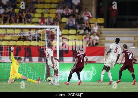 Monaco, Monaco, le 10 août 2021. David Moberg-Karlsson de Sparta Prague glisse le ballon devant Alexander Nubel d'AS Monaco pour ramener un but lors du match de l'UEFA Champions League au Stade Louis II, Monaco. Le crédit photo devrait se lire: Jonathan Moscrop / Sportimage Banque D'Images