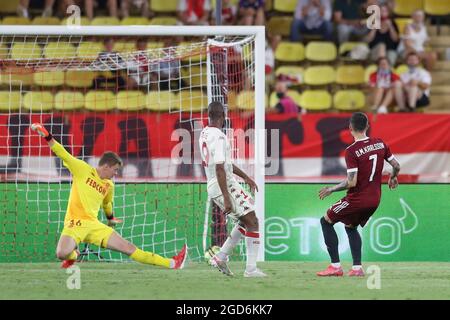 Monaco, Monaco, le 10 août 2021. David Moberg-Karlsson de Sparta Prague glisse le ballon devant Alexander Nubel d'AS Monaco pour ramener un but lors du match de l'UEFA Champions League au Stade Louis II, Monaco. Le crédit photo devrait se lire: Jonathan Moscrop / Sportimage Banque D'Images