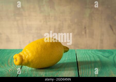 Citron frais sur fond de bois vert, gros plan Banque D'Images