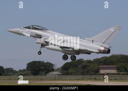 Le typhon FGR4 de la RAF à partir du 41 Sqn débarque à la RAF Coningsby. Banque D'Images
