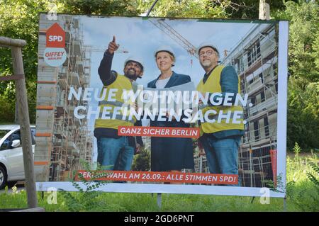 Affiches électorales à Thielallee à Dahlem, Berlin, Allemagne - 10 août 2021. Banque D'Images