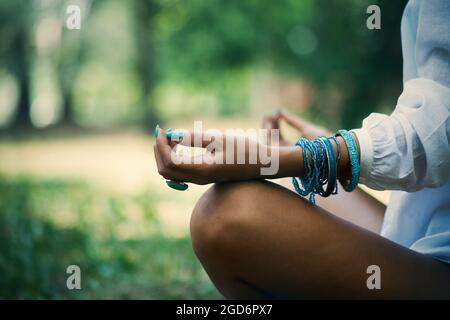 femme médite dans le bois, gros plan des jambes, des mains et d'une partie du corps Banque D'Images