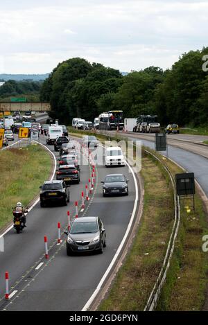 Circulation à deux voies sur un côté de la route à double voies A46 pendant le resurfaçage, Warwick, Royaume-Uni Banque D'Images