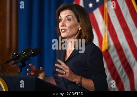 Albany, États-Unis. 11 août 2021. Le lieutenant-gouverneur Kathy Hochul parle lors d'une conférence de presse à la capitale de l'État de New York, à Albany, New York, le 11 août 2021. Le lieutenant-gouverneur Kathy Hochul deviendra la première femme gouverneur de l'État de New York lorsqu'elle prendra la relève du gouverneur Andrew Cuomo, qui a annoncé sa démission après un rapport du procureur général de l'État de New York, Letitia James, affirme que le gouverneur avait harcelé sexuellement 11 femmes. (Anthony Behar/Sipa USA) crédit: SIPA USA/Alay Live News Banque D'Images