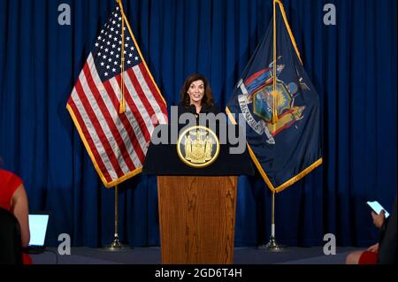 Albany, États-Unis. 11 août 2021. Le lieutenant-gouverneur Kathy Hochul parle lors d'une conférence de presse à la capitale de l'État de New York, à Albany, New York, le 11 août 2021. Le lieutenant-gouverneur Kathy Hochul deviendra la première femme gouverneur de l'État de New York lorsqu'elle prendra la relève du gouverneur Andrew Cuomo, qui a annoncé sa démission après un rapport du procureur général de l'État de New York, Letitia James, affirme que le gouverneur avait harcelé sexuellement 11 femmes. (Anthony Behar/Sipa USA) crédit: SIPA USA/Alay Live News Banque D'Images