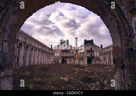 Ancienne usine industrielle abandonnée Krayan à Odessa, Ukraine. Lumière naturelle colorée. Banque D'Images