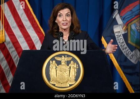 Albany, États-Unis. 11 août 2021. Le lieutenant-gouverneur Kathy Hochul parle lors d'une conférence de presse à la capitale de l'État de New York, à Albany, New York, le 11 août 2021. Le lieutenant-gouverneur Kathy Hochul deviendra la première femme gouverneur de l'État de New York lorsqu'elle prendra la relève du gouverneur Andrew Cuomo, qui a annoncé sa démission après un rapport du procureur général de l'État de New York, Letitia James, affirme que le gouverneur avait harcelé sexuellement 11 femmes. (Anthony Behar/Sipa USA) crédit: SIPA USA/Alay Live News Banque D'Images