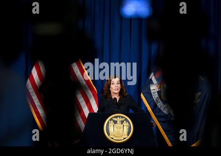 Albany, États-Unis. 11 août 2021. Le lieutenant-gouverneur Kathy Hochul parle lors d'une conférence de presse à la capitale de l'État de New York, à Albany, New York, le 11 août 2021. Le lieutenant-gouverneur Kathy Hochul deviendra la première femme gouverneur de l'État de New York lorsqu'elle prendra la relève du gouverneur Andrew Cuomo, qui a annoncé sa démission après un rapport du procureur général de l'État de New York, Letitia James, affirme que le gouverneur avait harcelé sexuellement 11 femmes. (Anthony Behar/Sipa USA) crédit: SIPA USA/Alay Live News Banque D'Images