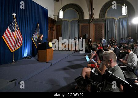 Albany, États-Unis. 11 août 2021. Le lieutenant-gouverneur Kathy Hochul parle lors d'une conférence de presse à la capitale de l'État de New York, à Albany, New York, le 11 août 2021. Le lieutenant-gouverneur Kathy Hochul deviendra la première femme gouverneur de l'État de New York lorsqu'elle prendra la relève du gouverneur Andrew Cuomo, qui a annoncé sa démission après un rapport du procureur général de l'État de New York, Letitia James, affirme que le gouverneur avait harcelé sexuellement 11 femmes. (Anthony Behar/Sipa USA) crédit: SIPA USA/Alay Live News Banque D'Images