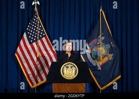 Albany, États-Unis. 11 août 2021. Le lieutenant-gouverneur Kathy Hochul parle lors d'une conférence de presse à la capitale de l'État de New York, à Albany, New York, le 11 août 2021. Le lieutenant-gouverneur Kathy Hochul deviendra la première femme gouverneur de l'État de New York lorsqu'elle prendra la relève du gouverneur Andrew Cuomo, qui a annoncé sa démission après un rapport du procureur général de l'État de New York, Letitia James, affirme que le gouverneur avait harcelé sexuellement 11 femmes. (Anthony Behar/Sipa USA) crédit: SIPA USA/Alay Live News Banque D'Images