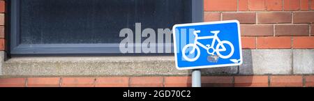 Faites du vélo sur la voie publique Banque D'Images
