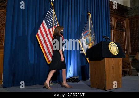 Albany, États-Unis. 11 août 2021. Le lieutenant-gouverneur Kathy Hochul entre dans la salle bleue pour une conférence de presse à la capitale de l'État de New York, à Albany, New York, le 11 août 2021. Le lieutenant-gouverneur Kathy Hochul deviendra la première femme gouverneur de l'État de New York lorsqu'elle prendra la relève du gouverneur Andrew Cuomo, qui a annoncé sa démission après un rapport du procureur général de l'État de New York, Letitia James, affirme que le gouverneur avait harcelé sexuellement 11 femmes. (Anthony Behar/Sipa USA) crédit: SIPA USA/Alay Live News Banque D'Images