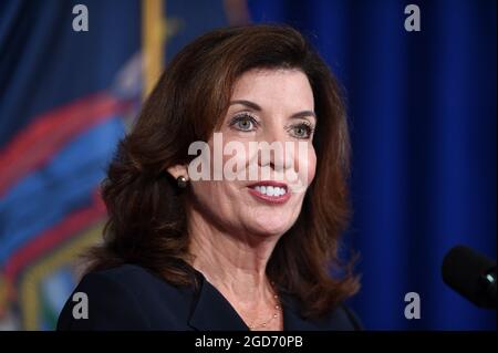 Albany, États-Unis. 11 août 2021. Le lieutenant-gouverneur Kathy Hochul parle lors d'une conférence de presse à la capitale de l'État de New York, à Albany, New York, le 11 août 2021. Le lieutenant-gouverneur Kathy Hochul deviendra la première femme gouverneur de l'État de New York lorsqu'elle prendra la relève du gouverneur Andrew Cuomo, qui a annoncé sa démission après un rapport du procureur général de l'État de New York, Letitia James, affirme que le gouverneur avait harcelé sexuellement 11 femmes. (Anthony Behar/Sipa USA) crédit: SIPA USA/Alay Live News Banque D'Images