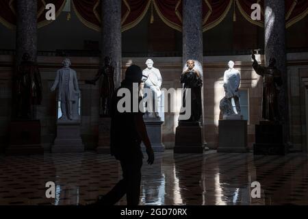 Washington, Vereinigte Staaten. 11 août 2021. Un homme traverse la statuaire Hall du Capitole des États-Unis à Washington, DC, le mercredi 11 août 2021. Le Sénat américain s'ajourne pour la suspension du mois d'août et reviendra le 13 septembre 2021. Credit: Rod Lamkey/CNP/dpa/Alay Live News Banque D'Images