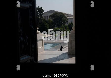 Washington, Vereinigte Staaten. 11 août 2021. Un policier du Capitole des États-Unis marche sur le front est du Capitole des États-Unis à Washington, DC, le mercredi 11 août 2021. Le Sénat américain s'ajourne pour la suspension du mois d'août et reviendra le 13 septembre 2021. Credit: Rod Lamkey/CNP/dpa/Alay Live News Banque D'Images