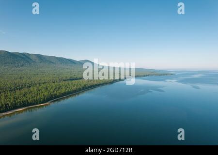 Incroyable matin d'été sur le lac Baikal. Banque D'Images