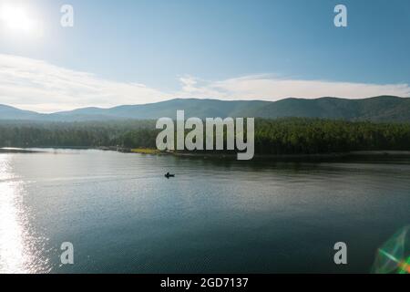 Incroyable matin d'été sur le lac Baikal. Banque D'Images