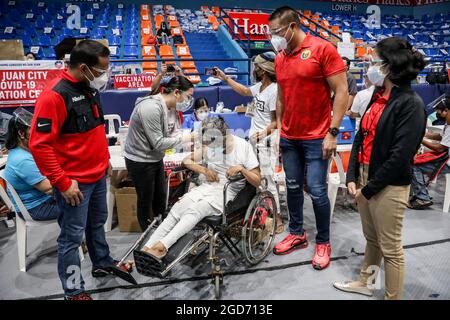 Les travailleurs médicaux inoculent les personnes handicapées avec le vaccin Johnson & Johnson COVID-19 à la Filoil Flying-V Arena de San Juan City. Les autorités Philippines ont déclaré qu'une transmission locale de la variante très contagieuse du virus COVID-19 a été détectée dans le pays et ont annoncé des restrictions de quarantaine plus strictes dans la capitale et une interdiction d'entrée des voyageurs en provenance de Malaisie et de Thaïlande durement touchés. Metro Manille, Philippines. Banque D'Images