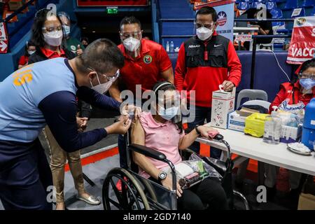 Les travailleurs médicaux inoculent les personnes handicapées avec le vaccin Johnson & Johnson COVID-19 à la Filoil Flying-V Arena de San Juan City. Les autorités Philippines ont déclaré qu'une transmission locale de la variante très contagieuse du virus COVID-19 a été détectée dans le pays et ont annoncé des restrictions de quarantaine plus strictes dans la capitale et une interdiction d'entrée des voyageurs en provenance de Malaisie et de Thaïlande durement touchés. Metro Manille, Philippines. Banque D'Images