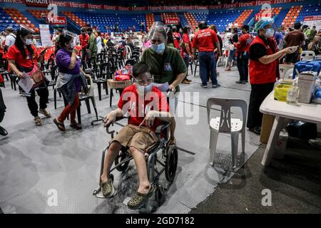 Les travailleurs médicaux inoculent les personnes handicapées avec le vaccin Johnson & Johnson COVID-19 à la Filoil Flying-V Arena de San Juan City. Les autorités Philippines ont déclaré qu'une transmission locale de la variante très contagieuse du virus COVID-19 a été détectée dans le pays et ont annoncé des restrictions de quarantaine plus strictes dans la capitale et une interdiction d'entrée des voyageurs en provenance de Malaisie et de Thaïlande durement touchés. Metro Manille, Philippines. Banque D'Images