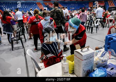 Les travailleurs médicaux inoculent les personnes handicapées avec le vaccin Johnson & Johnson COVID-19 à la Filoil Flying-V Arena de San Juan City. Les autorités Philippines ont déclaré qu'une transmission locale de la variante très contagieuse du virus COVID-19 a été détectée dans le pays et ont annoncé des restrictions de quarantaine plus strictes dans la capitale et une interdiction d'entrée des voyageurs en provenance de Malaisie et de Thaïlande durement touchés. Metro Manille, Philippines. Banque D'Images