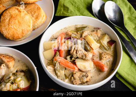 Bols de ragoût de poulet crémeux servis avec des biscuits : ragoût de poulet et de légumes servi avec des biscuits sur le côté Banque D'Images