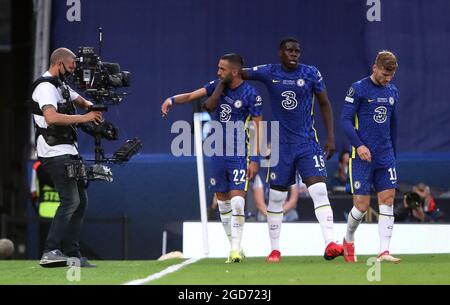 Hakim Ziyech de Chelsea (à gauche) célèbre le premier but de leur partie lors du match de la Super coupe de l'UEFA à Windsor Park, Belfast. Date de la photo: Mercredi 11 août 2021. Banque D'Images