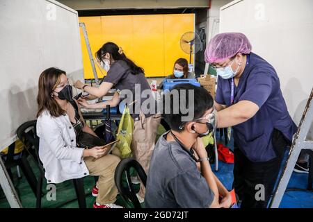 Les travailleurs médicaux inoculent les patients avec le vaccin AstraZeneca COVID-19 à l'Université de Santo Tomas. L'université a ouvert son site de vaccination où environ 1,000 doses du vaccin AstraZeneca ont été administrées par des médecins et des agents de santé du gouvernement. Manille, Philippines. Banque D'Images