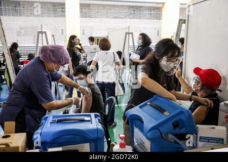 Les travailleurs médicaux inoculent les patients avec le vaccin AstraZeneca COVID-19 à l'Université de Santo Tomas. L'université a ouvert son site de vaccination où environ 1,000 doses du vaccin AstraZeneca ont été administrées par des médecins et des agents de santé du gouvernement. Manille, Philippines. Banque D'Images