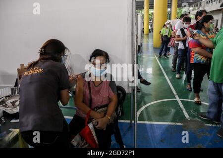 Les travailleurs médicaux inoculent les patients avec le vaccin AstraZeneca COVID-19 à l'Université de Santo Tomas. L'université a ouvert son site de vaccination où environ 1,000 doses du vaccin AstraZeneca ont été administrées par des médecins et des agents de santé du gouvernement. Manille, Philippines. Banque D'Images