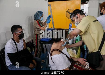 Les travailleurs médicaux inoculent les patients avec le vaccin AstraZeneca COVID-19 à l'Université de Santo Tomas. L'université a ouvert son site de vaccination où environ 1,000 doses du vaccin AstraZeneca ont été administrées par des médecins et des agents de santé du gouvernement. Manille, Philippines. Banque D'Images