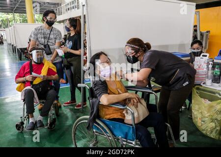 Les travailleurs médicaux inoculent les personnes handicapées avec le vaccin Johnson & Johnson COVID-19 à la Filoil Flying-V Arena de San Juan City. Les autorités Philippines ont déclaré qu'une transmission locale de la variante très contagieuse du virus COVID-19 a été détectée dans le pays et ont annoncé des restrictions de quarantaine plus strictes dans la capitale et une interdiction d'entrée des voyageurs en provenance de Malaisie et de Thaïlande durement touchés. Metro Manille, Philippines. Banque D'Images